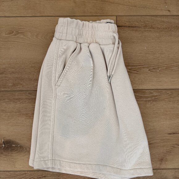 Abercrombie & Fitch Soft AF Essentials Cream Shorts Size Small Relaxed - Picture 5 of 5